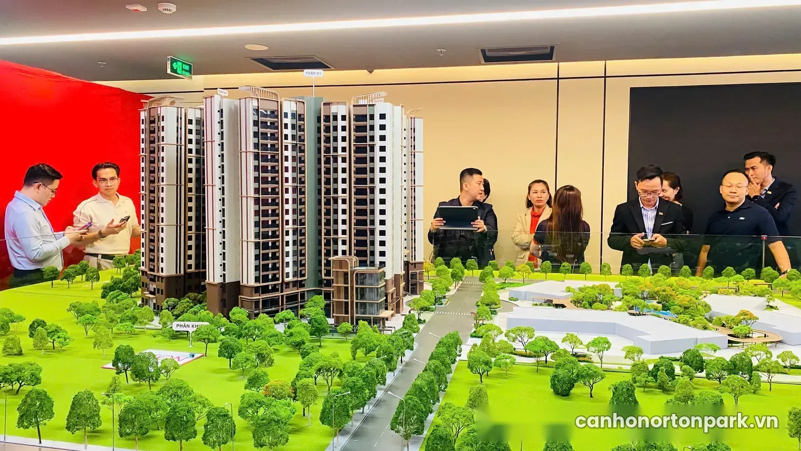 Khách hàng tham quan sa bàn dự án Norton Park